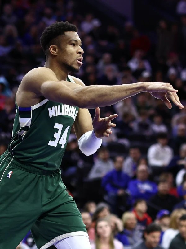 新疆队轻取上海队,利拉德惊艳四座 新疆队轻取上海队,利拉德惊艳四座