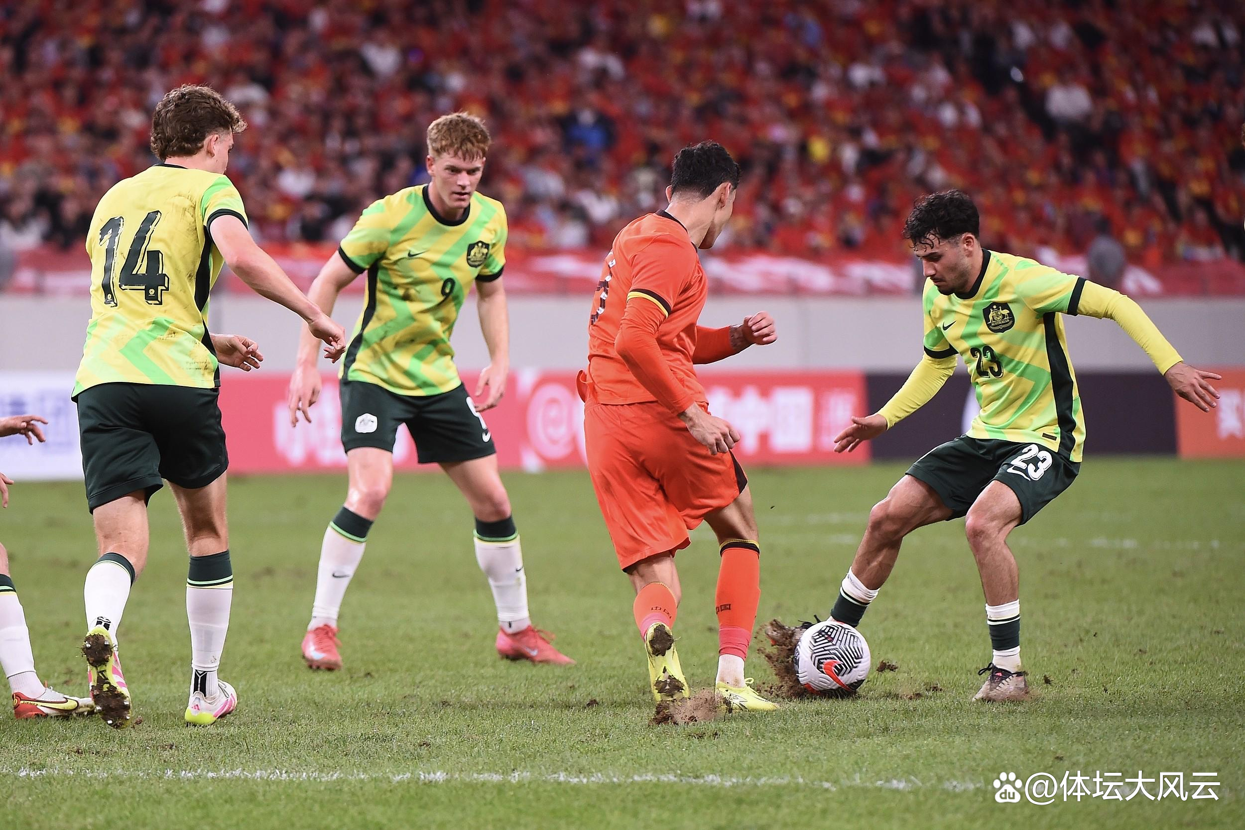 足球职业联赛冠军悬念未解，球队备战愈加紧张！