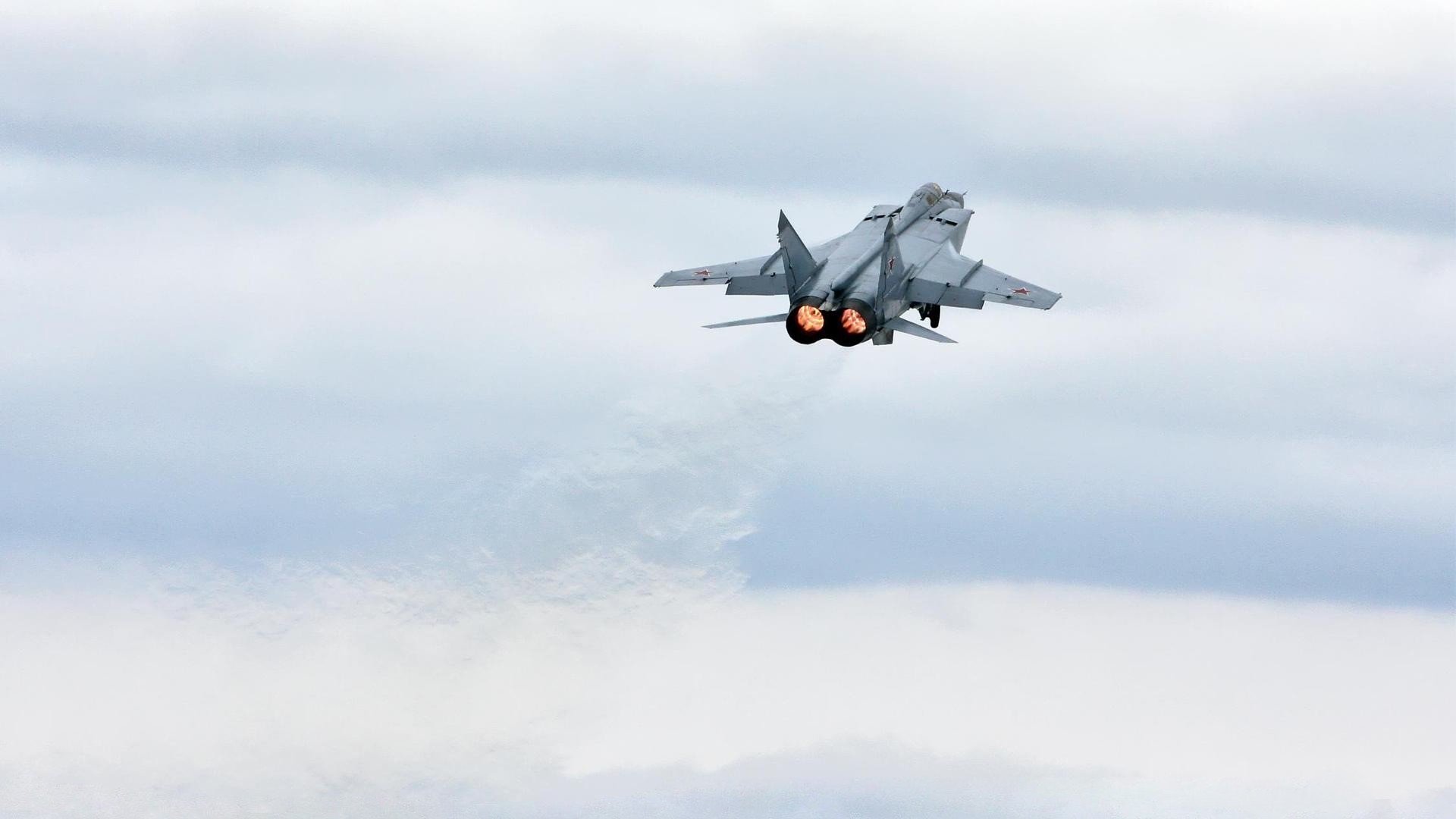 跨越半场的对话，米切尔一传终结鹈鹕巨兽